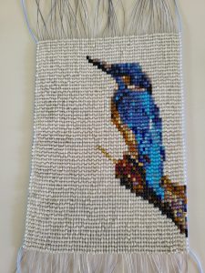 Ijsvogel in wording met beige achtergrond. 60 rijen breed