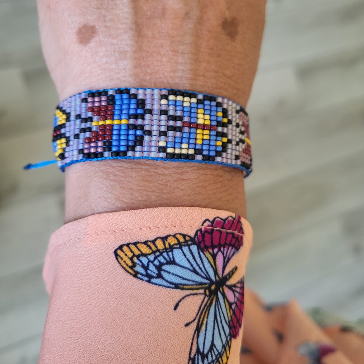 Armband gemaakt van miyuki rocailles in een vlinderpatroon.