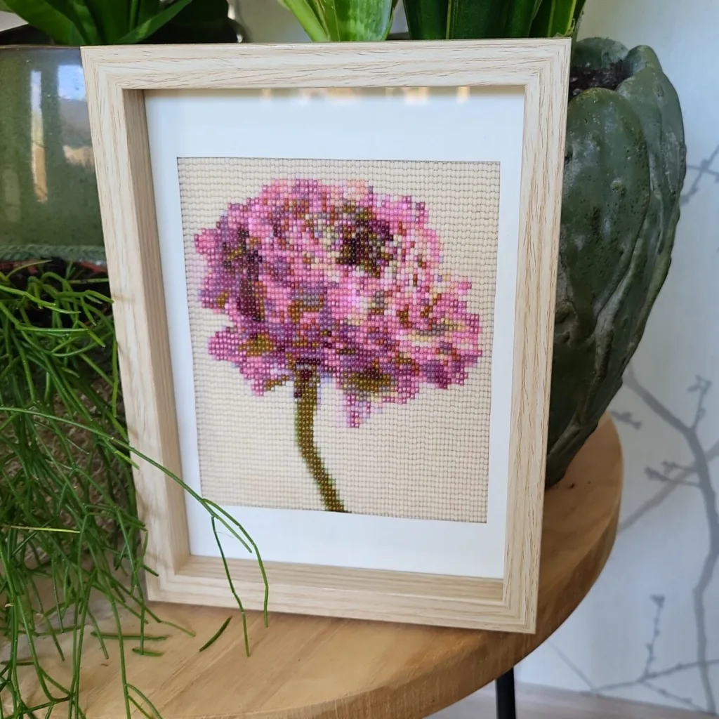 Kralenschilderij van een ranonkel, geweven met Miyuki-kralen