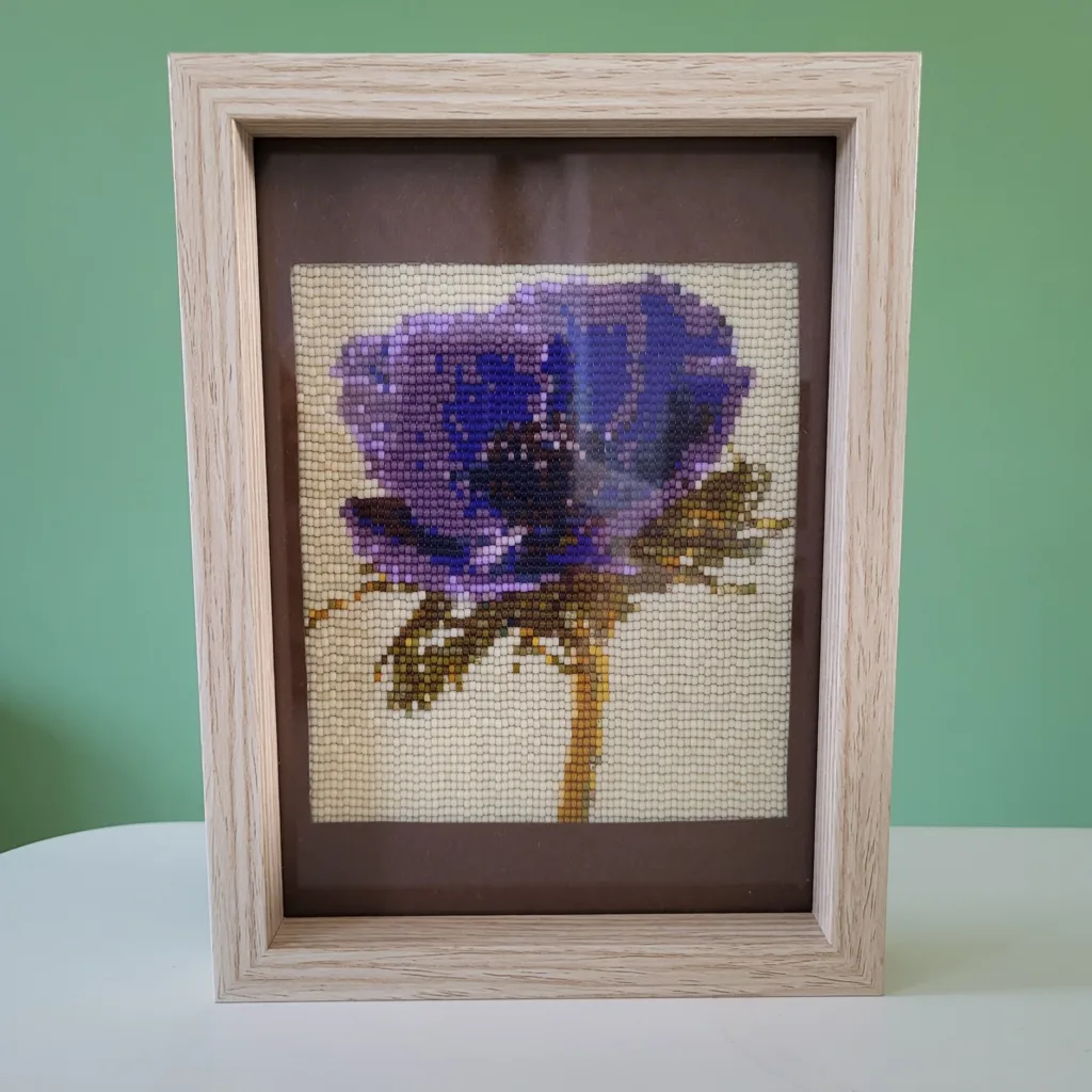 Kralenschilderij van een anemoon, geweven met Miyuki rocailles
