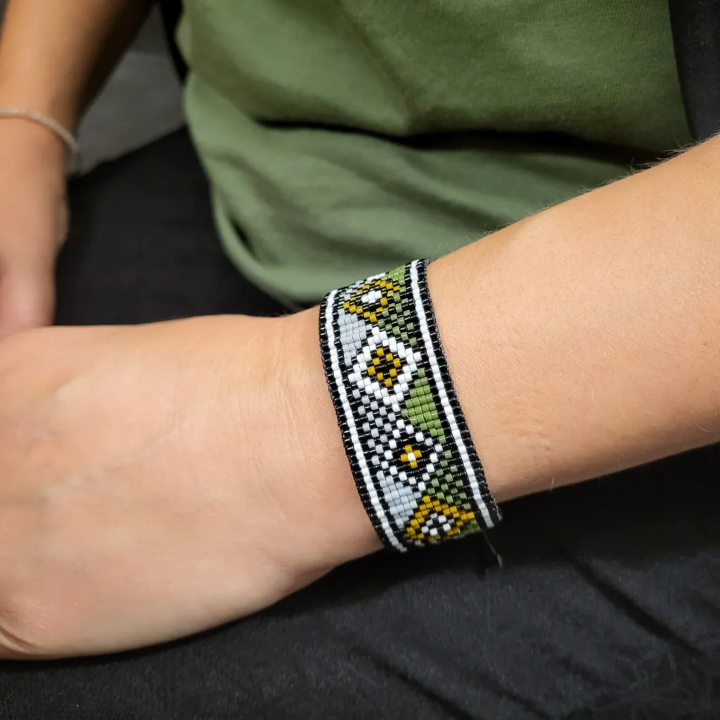 Armband met ruitenpatroon voor een tevreden klant, geweven met Miyuki-kralen