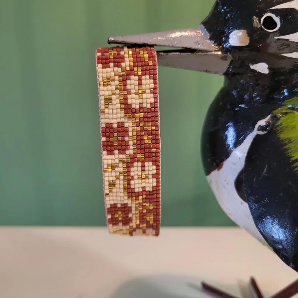 Armband Roger met een bloemenkrans, geweven met Miyuki-kralen